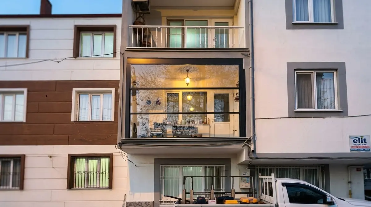 Giyotin Cam Sistemleri · Aydınlatmalı giyotin cam balkon