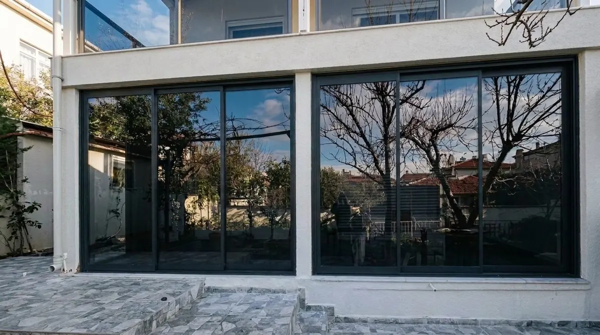 Villa zemin kat reflekte sürme cam